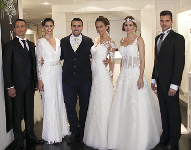 El presidente de la firma, Jose Penhalta, posa con los modelos durante la apertura en Valencia copia